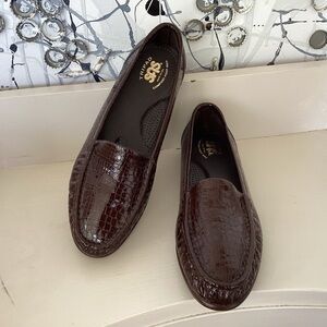 SAS Brown Croc Embossed Patent Leather Simplify Tripad Slip On Loafer EUC 9.5 W